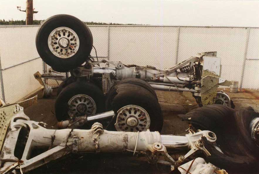 Right main landing gear and center gear