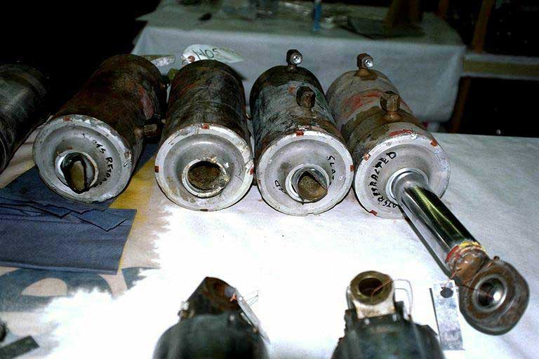 Left and right outboard slat actuators