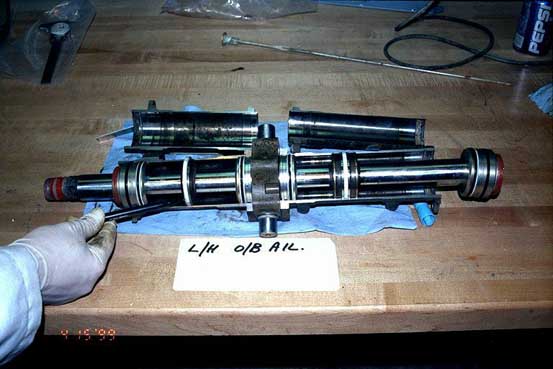 Position secondaire des tiges de cylindre de vérin de l'aileron extérieur gauche