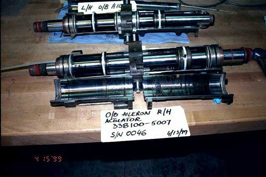 Position figée des tiges de cylindre de vérin de l'aileron extérieur droit