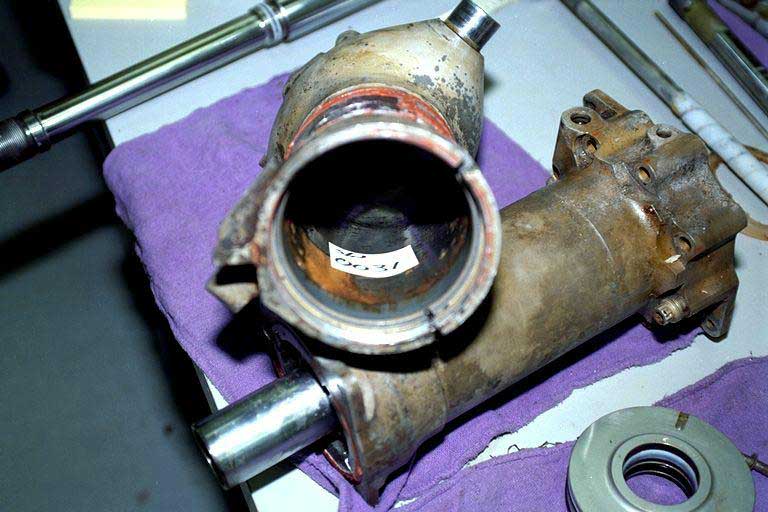 Marques du piston sur le cylindre du vérin de la gouverne de profondeur extérieure droite