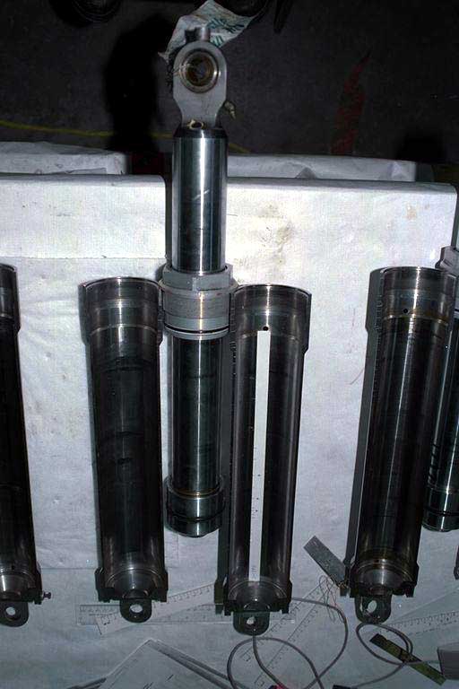 2 Vérin extérieur du volet intérieur gauche