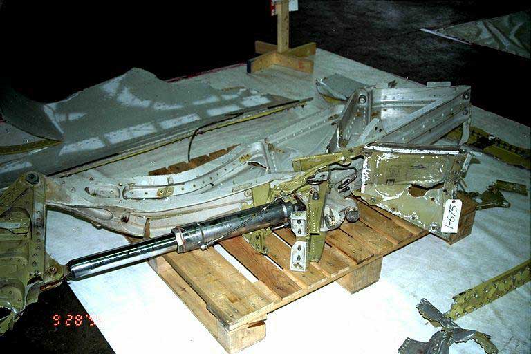 1 Vérin extérieur du volet intérieur gauche