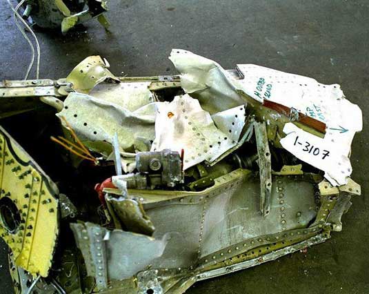 Actionneur du robinet vide-vite de l'aile gauche fixé à la structure de l'aile