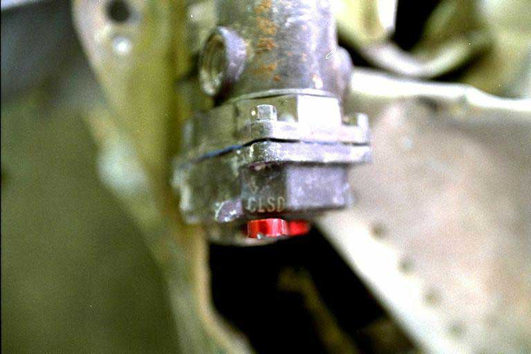 Robinet vide-vite de l'aile gauche, tel qu'il a été récupéré