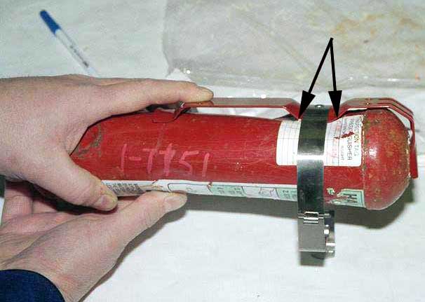 Extincteur au halon récupéré - étiquette sur la pièce produite 1-7151 - marque d'impact alignée sur le support