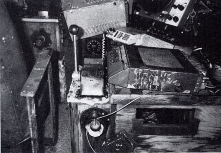 Manette du pas de l'hélice et levier de commande. 