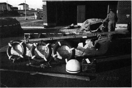 L'équipement de sauvetage que l'on a retrouvé comprenait 2 radeaux, 3 bouées et la partie avant d'une embarcation de sauvetage. 